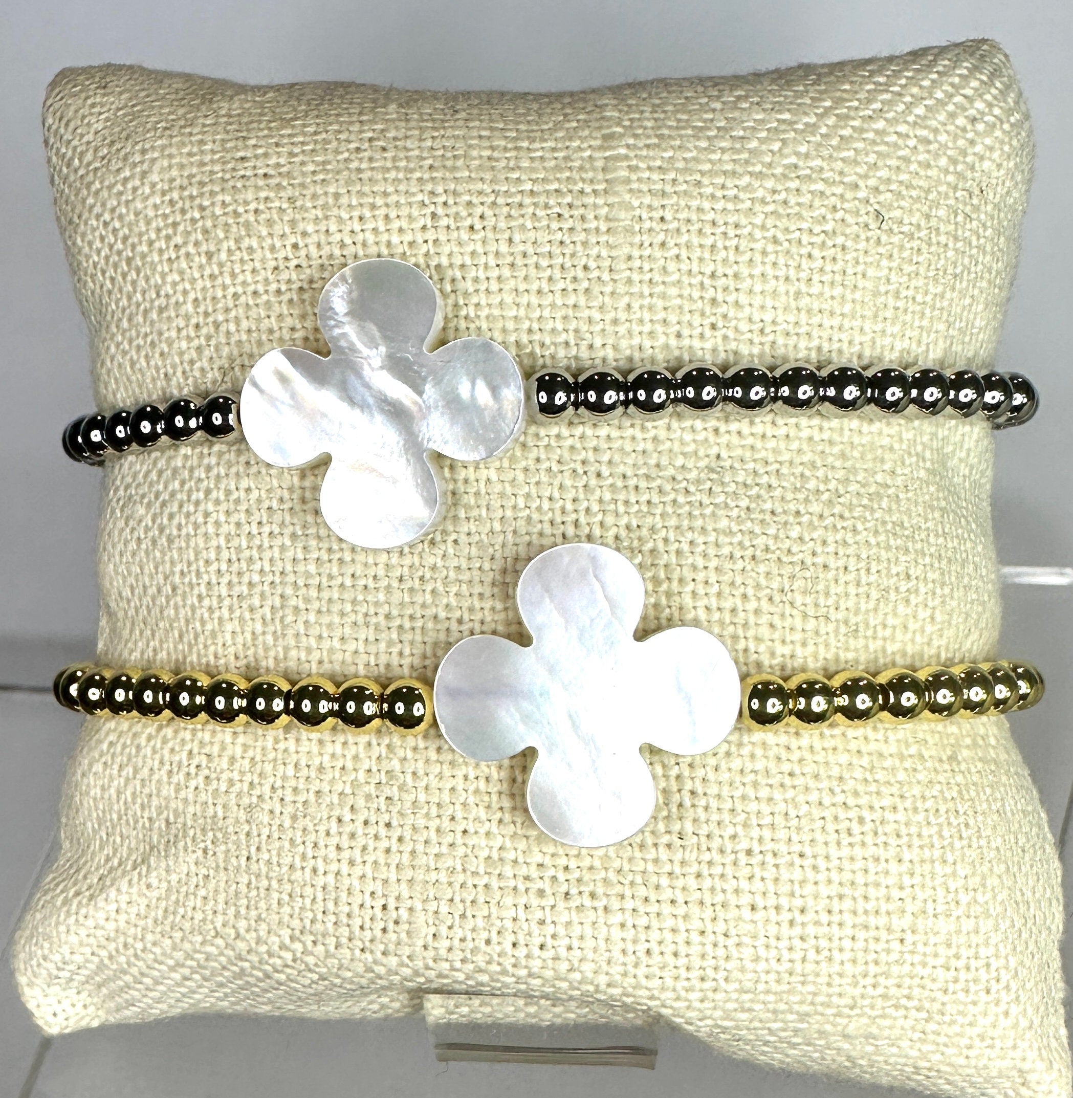 Beautiful Stretchy Lucky 4 Leaf Clover/Daisy Mother of Pearl Bracelet